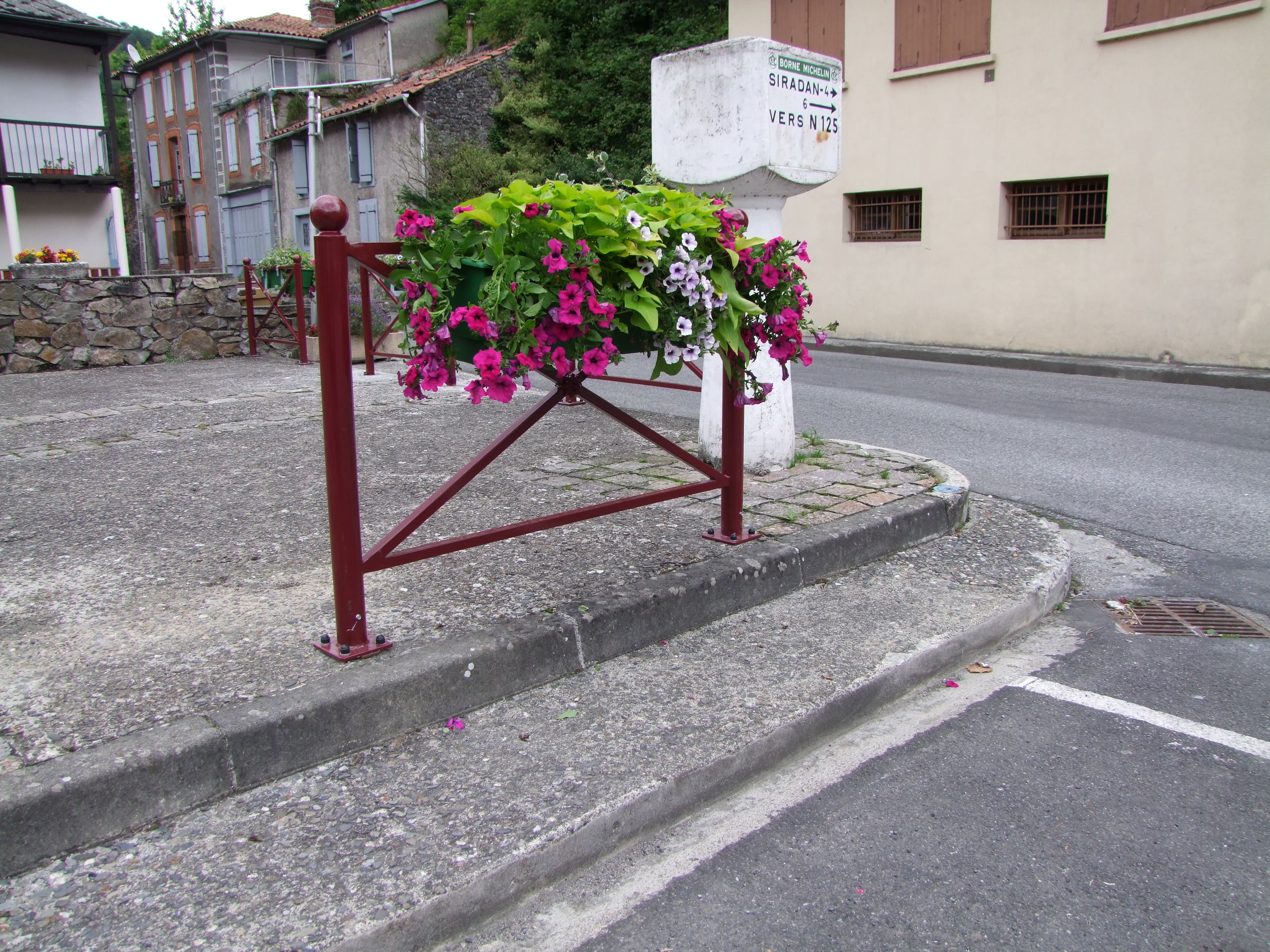 Barrière de trottoir Pornic avec jardinière sur site